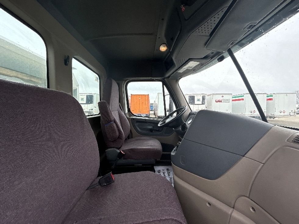 Day Cab Tractor-Heavy Duty Tractors-Freightliner-2019-Cascadia 11364ST-Des Moines-IA-521,046\n\t\tmiles-$ 29,500 - Image 14