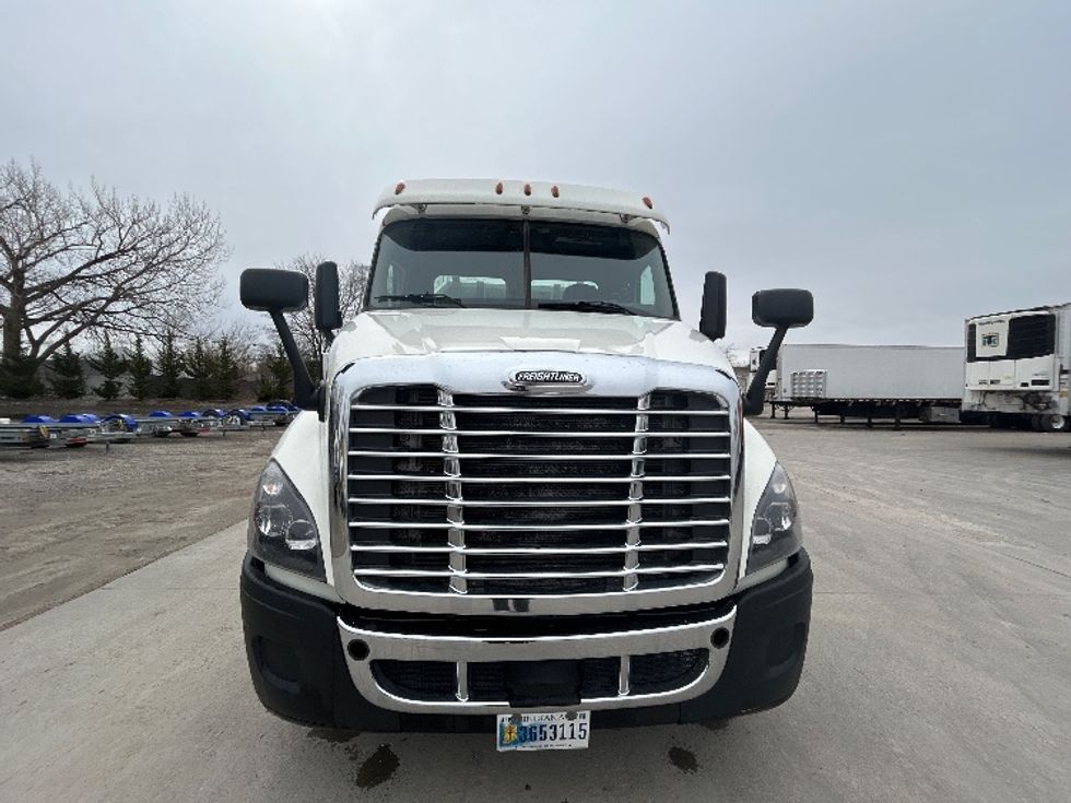 Day Cab Tractor-Heavy Duty Tractors-Freightliner-2019-Cascadia 11364ST-Des Moines-IA-521,046\n\t\tmiles-$ 29,500 - Image 2