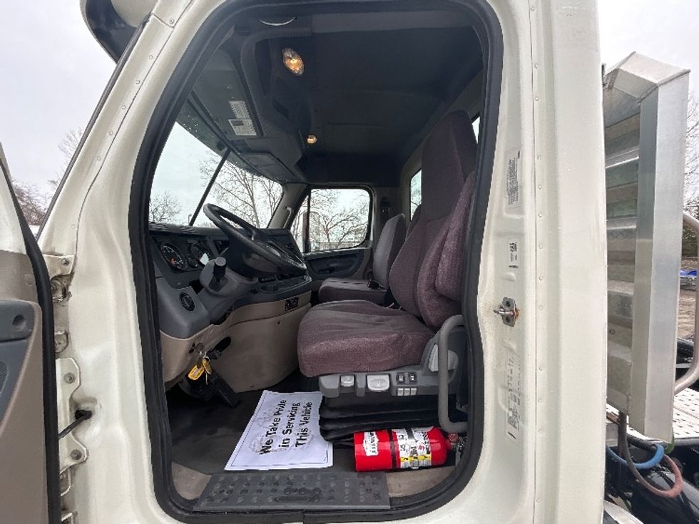 Day Cab Tractor-Heavy Duty Tractors-Freightliner-2019-Cascadia 11364ST-Des Moines-IA-521,046\n\t\tmiles-$ 29,500 - Image 9