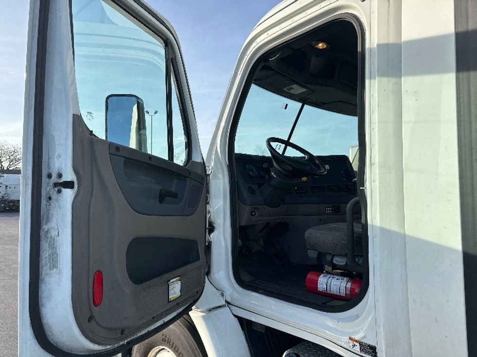 Day Cab Tractor-Heavy Duty Tractors-Freightliner-2019-Cascadia 11364ST-East Chicago-IN-455,174\n\t\tmiles-$ 35,500 - Image 9