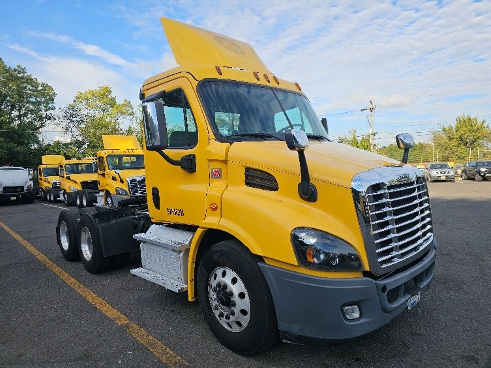 Day Cab Tractor-Heavy Duty Tractors-Freightliner-2019-Cascadia 11364ST-Edison-NJ-406,144\n\t\tmiles-$ 42,000 - Image 1