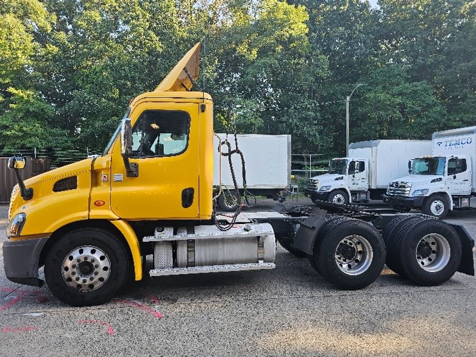 2019 Freightliner Cascadia 11364ST Day Cab Tractor