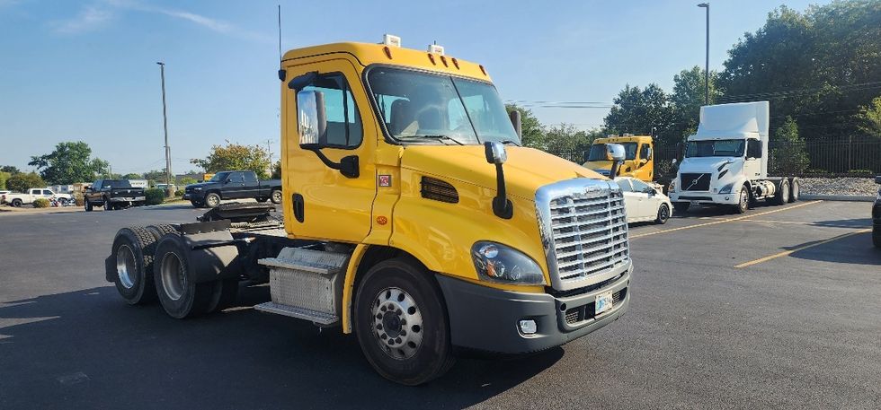 Day Cab Tractor-Heavy Duty Tractors-Freightliner-2019-Cascadia 11364ST-Erlanger-KY-356,000\n\t\tmiles-$ 47,000 - Image 1