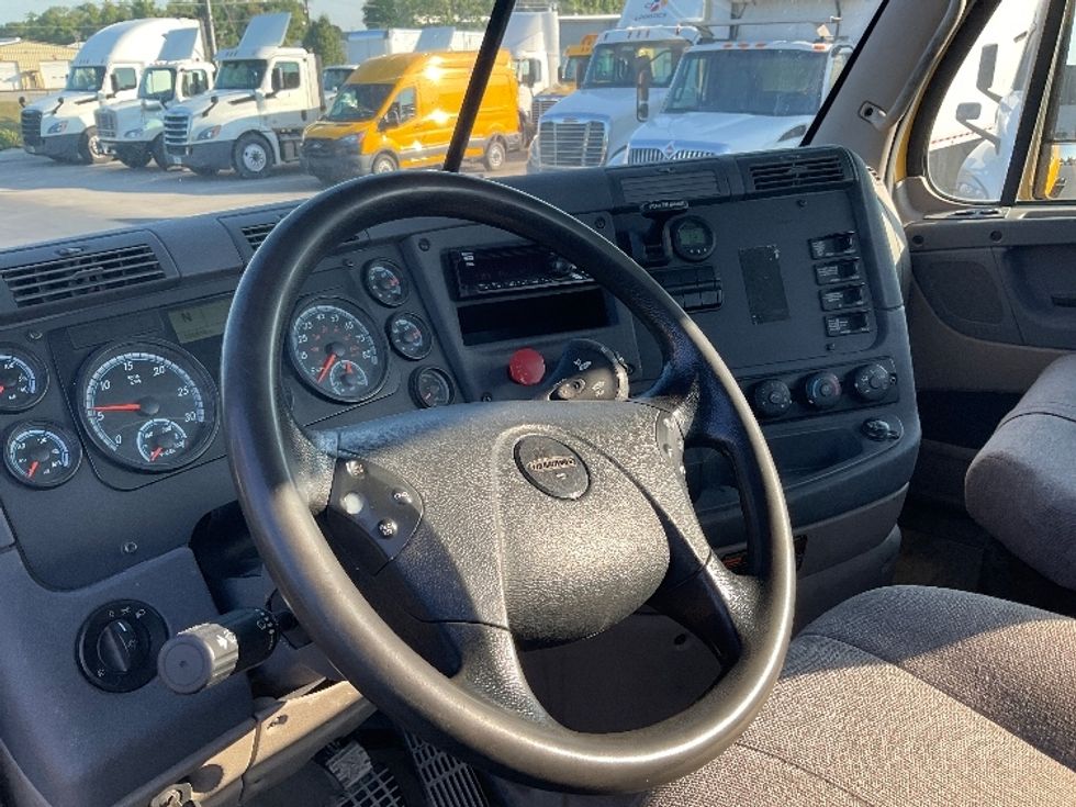 Day Cab Tractor-Heavy Duty Tractors-Freightliner-2019-Cascadia 11364ST-Erlanger-KY-356,000\n\t\tmiles-$ 47,000 - Image 10