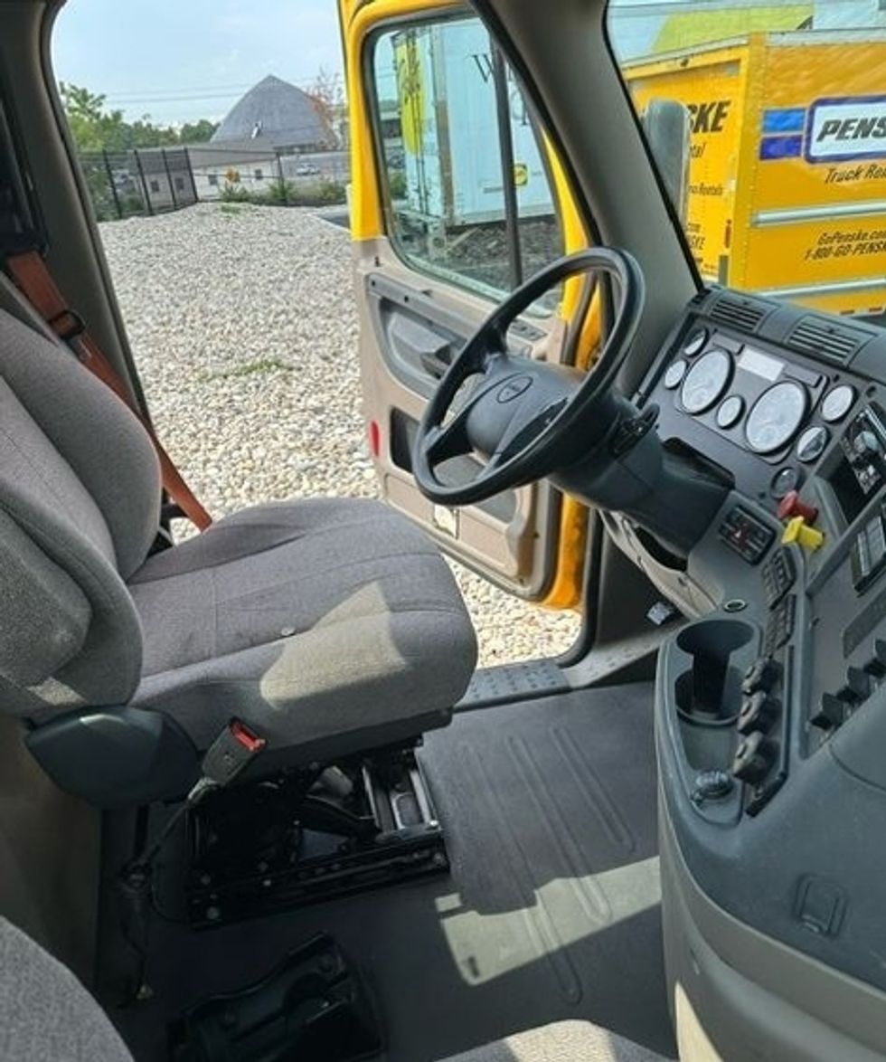 Day Cab Tractor-Heavy Duty Tractors-Freightliner-2019-Cascadia 11364ST-Erlanger-KY-356,000\n\t\tmiles-$ 47,000 - Image 14