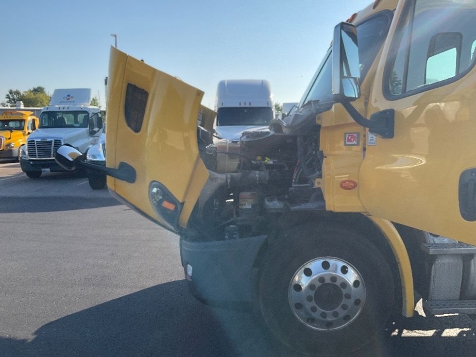 Day Cab Tractor-Heavy Duty Tractors-Freightliner-2019-Cascadia 11364ST-Erlanger-KY-356,000\n\t\tmiles-$ 47,000 - Image 16