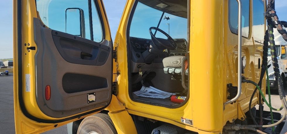 Day Cab Tractor-Heavy Duty Tractors-Freightliner-2019-Cascadia 11364ST-Erlanger-KY-356,000\n\t\tmiles-$ 47,000 - Image 9