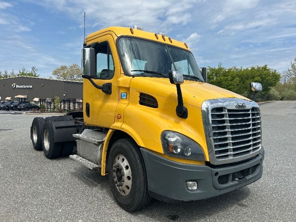 Day Cab Tractor-Heavy Duty Tractors-Freightliner-2019-Cascadia 11364ST-Fitchburg-MA-397,973\n\t\tmiles-$ 32,000 - Image 1
