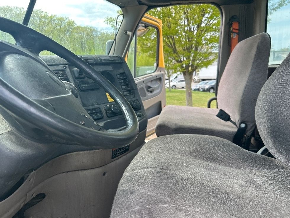 Day Cab Tractor-Heavy Duty Tractors-Freightliner-2019-Cascadia 11364ST-Fitchburg-MA-397,973\n\t\tmiles-$ 32,000 - Image 10