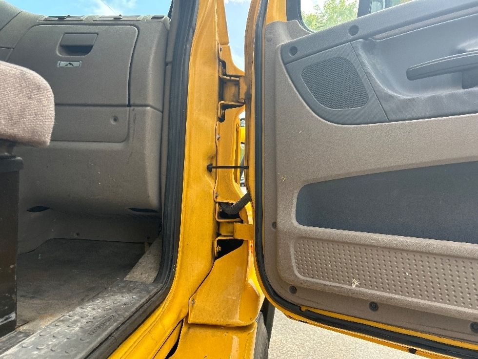 Day Cab Tractor-Heavy Duty Tractors-Freightliner-2019-Cascadia 11364ST-Fitchburg-MA-397,973\n\t\tmiles-$ 32,000 - Image 12