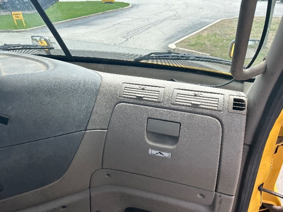 Day Cab Tractor-Heavy Duty Tractors-Freightliner-2019-Cascadia 11364ST-Fitchburg-MA-397,973\n\t\tmiles-$ 32,000 - Image 13