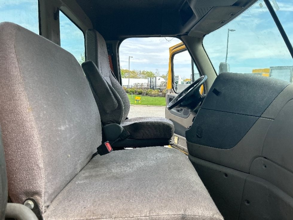 Day Cab Tractor-Heavy Duty Tractors-Freightliner-2019-Cascadia 11364ST-Fitchburg-MA-397,973\n\t\tmiles-$ 32,000 - Image 14