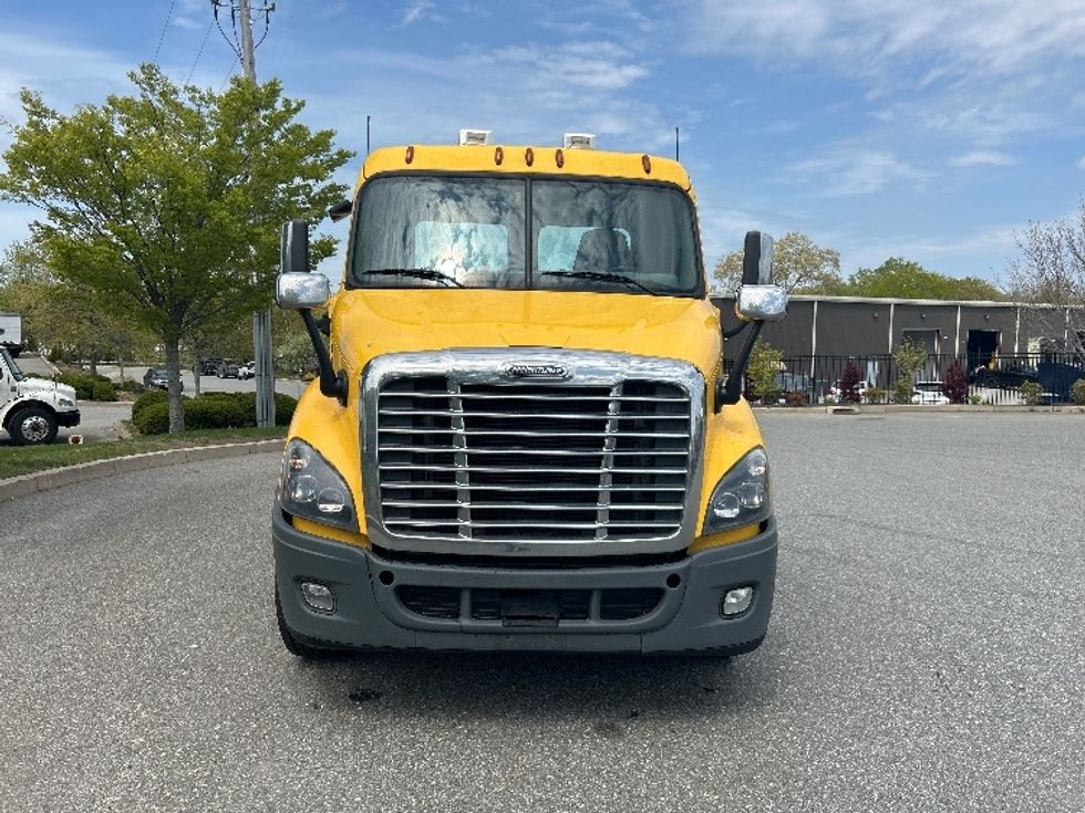 Day Cab Tractor-Heavy Duty Tractors-Freightliner-2019-Cascadia 11364ST-Fitchburg-MA-397,973\n\t\tmiles-$ 32,000 - Image 2