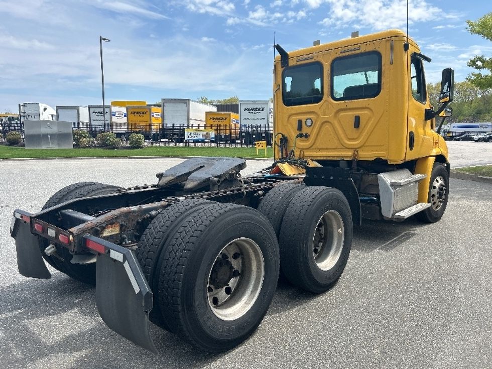 Day Cab Tractor-Heavy Duty Tractors-Freightliner-2019-Cascadia 11364ST-Fitchburg-MA-397,973\n\t\tmiles-$ 32,000 - Image 7