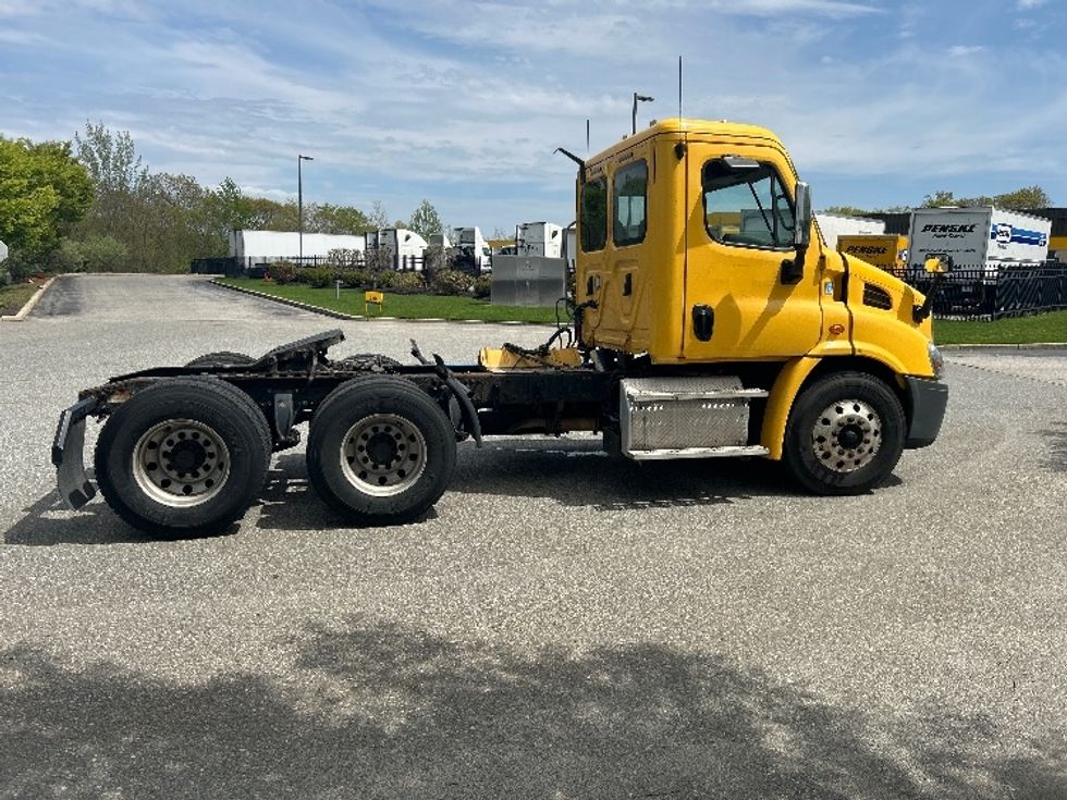Day Cab Tractor-Heavy Duty Tractors-Freightliner-2019-Cascadia 11364ST-Fitchburg-MA-397,973\n\t\tmiles-$ 32,000 - Image 8