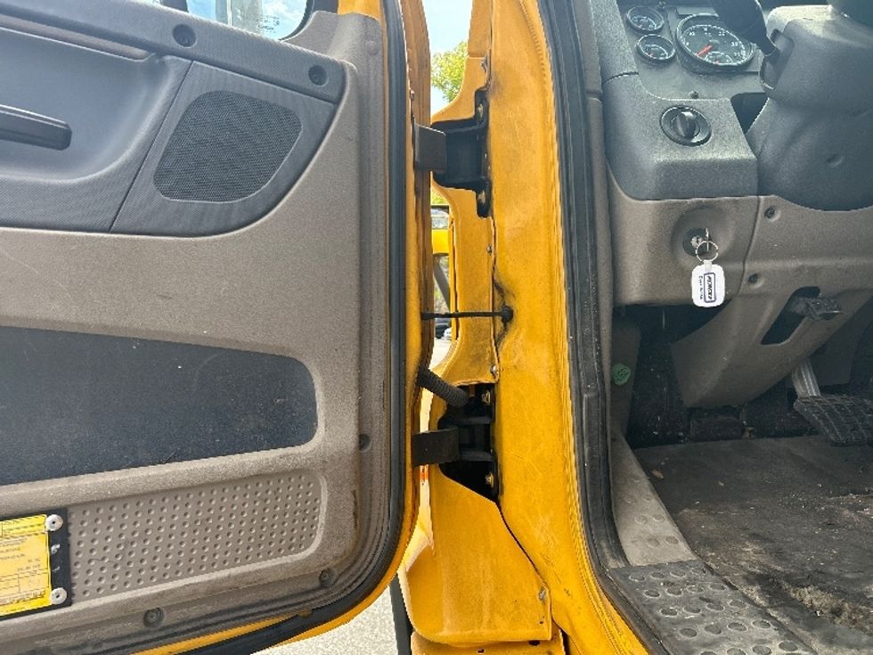 Day Cab Tractor-Heavy Duty Tractors-Freightliner-2019-Cascadia 11364ST-Fitchburg-MA-397,973\n\t\tmiles-$ 32,000 - Image 9