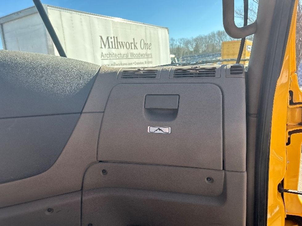 Day Cab Tractor-Heavy Duty Tractors-Freightliner-2019-Cascadia 11364ST-Fitchburg-MA-437,936\n\t\tmiles-$ 32,250 - Image 10