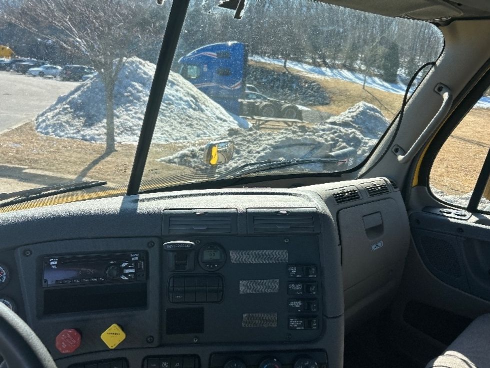 Day Cab Tractor-Heavy Duty Tractors-Freightliner-2019-Cascadia 11364ST-Fitchburg-MA-437,936\n\t\tmiles-$ 32,250 - Image 13