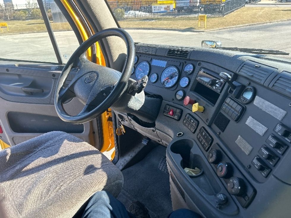 Day Cab Tractor-Heavy Duty Tractors-Freightliner-2019-Cascadia 11364ST-Fitchburg-MA-437,936\n\t\tmiles-$ 32,250 - Image 14