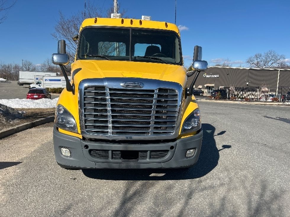 Day Cab Tractor-Heavy Duty Tractors-Freightliner-2019-Cascadia 11364ST-Fitchburg-MA-437,936\n\t\tmiles-$ 32,250 - Image 2