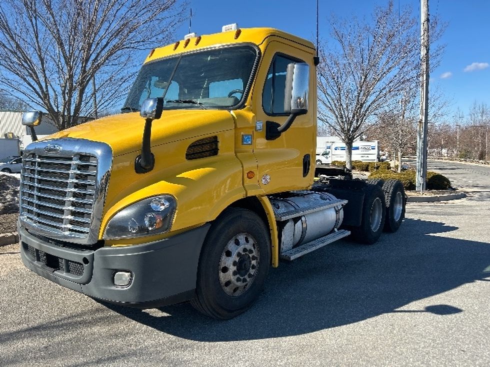 Day Cab Tractor-Heavy Duty Tractors-Freightliner-2019-Cascadia 11364ST-Fitchburg-MA-437,936\n\t\tmiles-$ 32,250 - Image 3