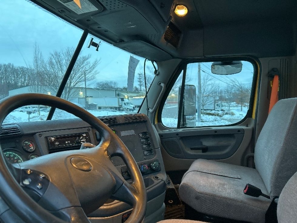 Day Cab Tractor-Heavy Duty Tractors-Freightliner-2019-Cascadia 11364ST-Fitchburg-MA-454,216\n\t\tmiles-$ 33,250 - Image 10
