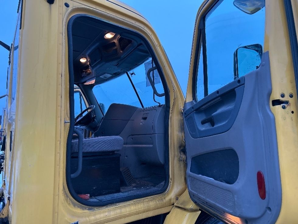 Day Cab Tractor-Heavy Duty Tractors-Freightliner-2019-Cascadia 11364ST-Fitchburg-MA-454,216\n\t\tmiles-$ 33,250 - Image 12