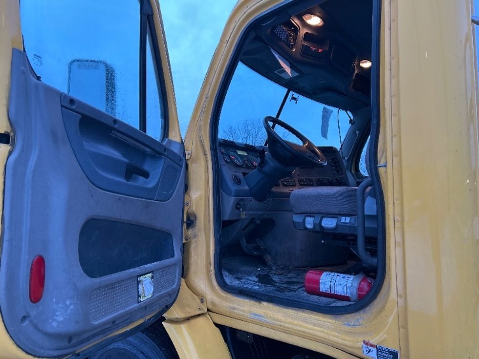 Day Cab Tractor-Heavy Duty Tractors-Freightliner-2019-Cascadia 11364ST-Fitchburg-MA-454,216\n\t\tmiles-$ 33,250 - Image 9