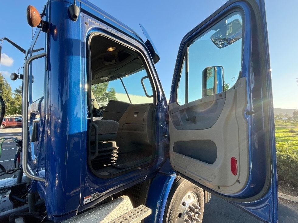 Day Cab Tractor-Heavy Duty Tractors-Freightliner-2019-Cascadia 11364ST-Fontana-CA-162,312\n\t\tmiles-$ 45,750 - Image 12