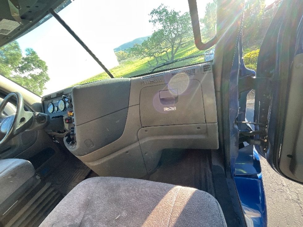 Day Cab Tractor-Heavy Duty Tractors-Freightliner-2019-Cascadia 11364ST-Fontana-CA-162,312\n\t\tmiles-$ 45,750 - Image 13