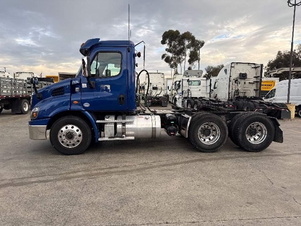 Day Cab Tractor-Heavy Duty Tractors-Freightliner-2019-Cascadia 11364ST-Fontana-CA-162,312\n\t\tmiles-$ 45,750 - Image 4