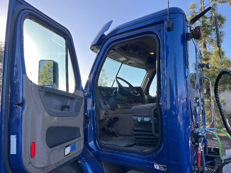 Day Cab Tractor-Heavy Duty Tractors-Freightliner-2019-Cascadia 11364ST-Fontana-CA-162,312\n\t\tmiles-$ 45,750 - Image 9