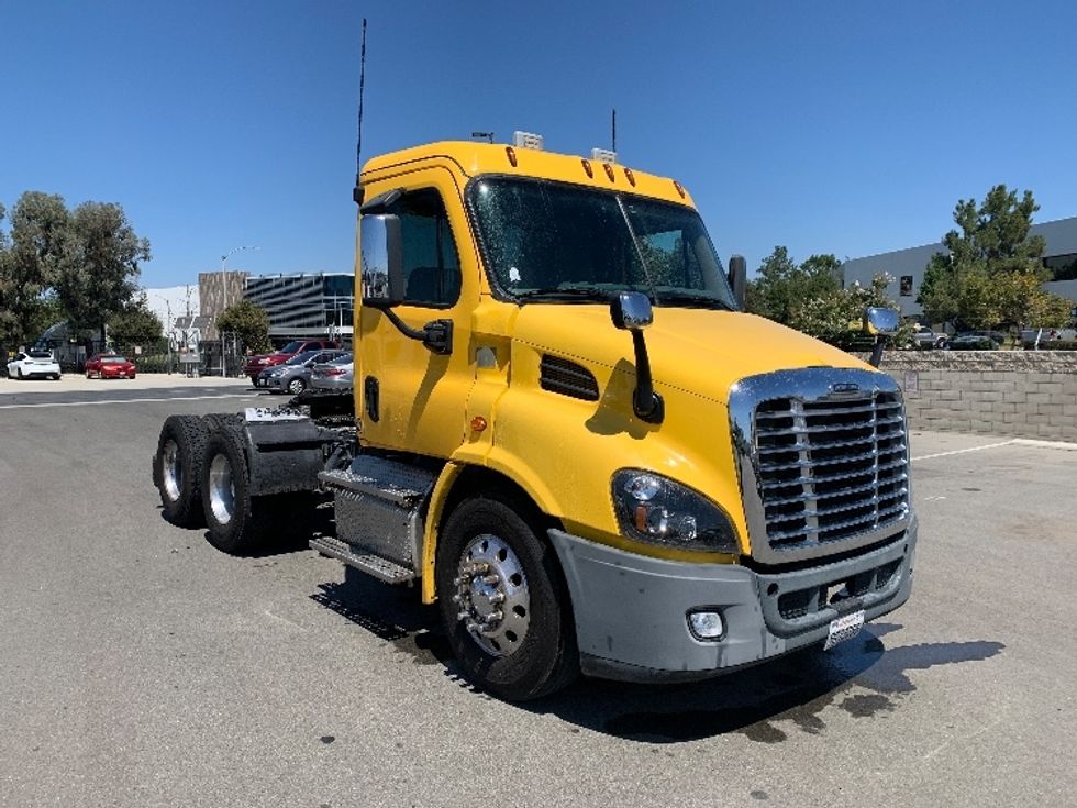Day Cab Tractor-Heavy Duty Tractors-Freightliner-2019-Cascadia 11364ST-Fontana-CA-323,974\n\t\tmiles-$ 41,500 - Image 1