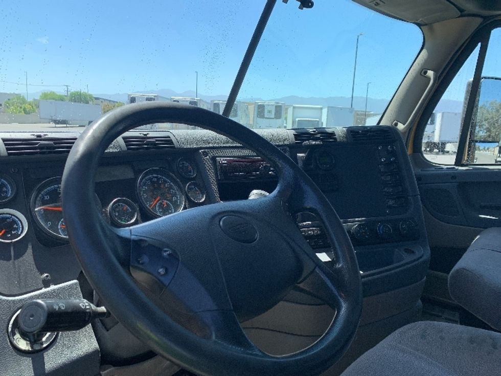 Day Cab Tractor-Heavy Duty Tractors-Freightliner-2019-Cascadia 11364ST-Fontana-CA-323,974\n\t\tmiles-$ 41,500 - Image 10