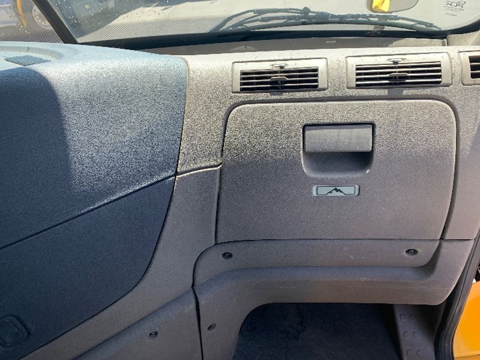 Day Cab Tractor-Heavy Duty Tractors-Freightliner-2019-Cascadia 11364ST-Fontana-CA-323,974\n\t\tmiles-$ 41,500 - Image 13