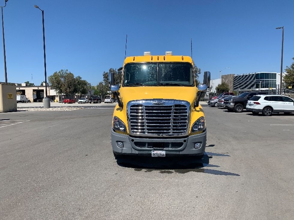 Day Cab Tractor-Heavy Duty Tractors-Freightliner-2019-Cascadia 11364ST-Fontana-CA-323,974\n\t\tmiles-$ 41,500 - Image 2