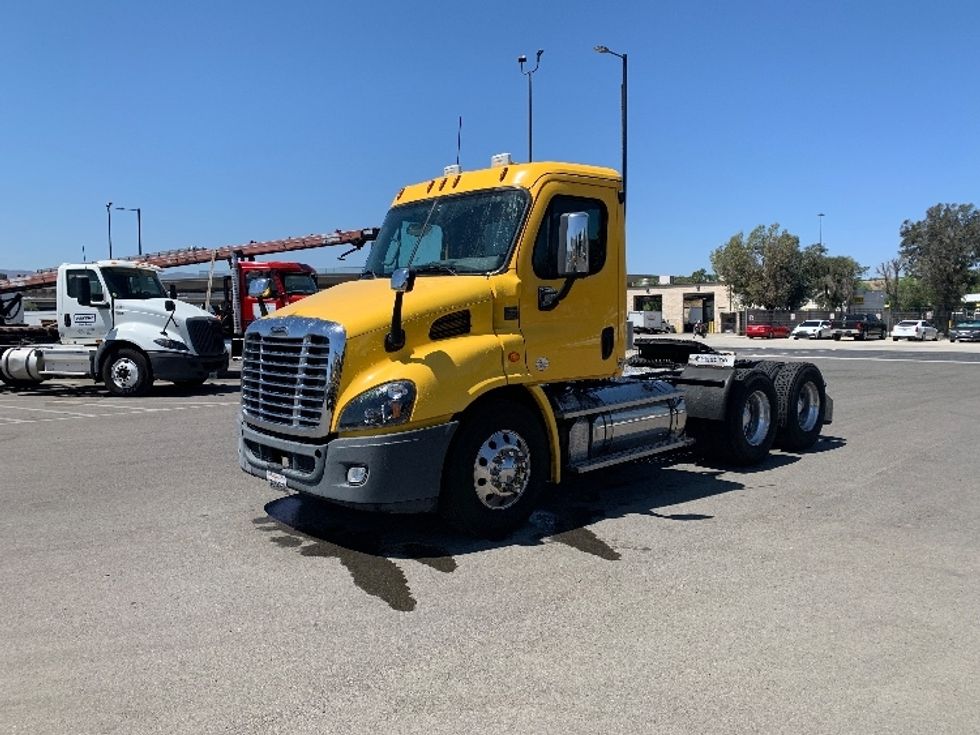 Day Cab Tractor-Heavy Duty Tractors-Freightliner-2019-Cascadia 11364ST-Fontana-CA-323,974\n\t\tmiles-$ 41,500 - Image 3