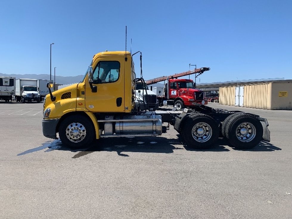Day Cab Tractor-Heavy Duty Tractors-Freightliner-2019-Cascadia 11364ST-Fontana-CA-323,974\n\t\tmiles-$ 41,500 - Image 4