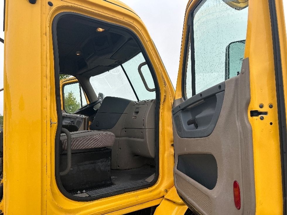Day Cab Tractor-Heavy Duty Tractors-Freightliner-2019-Cascadia 11364ST-Fort Worth-TX-464,935\n\t\tmiles-$ 34,500 - Image 12