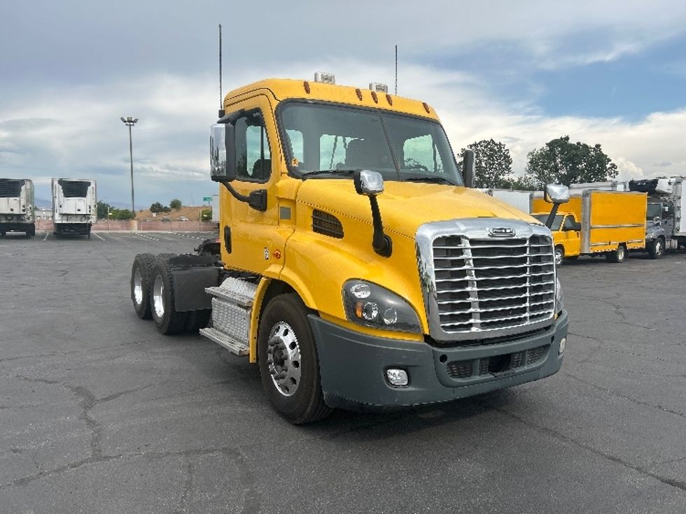 Day Cab Tractor-Heavy Duty Tractors-Freightliner-2019-Cascadia 11364ST-Fresno-CA-241,965\n\t\tmiles-$ 46,750 - Image 1