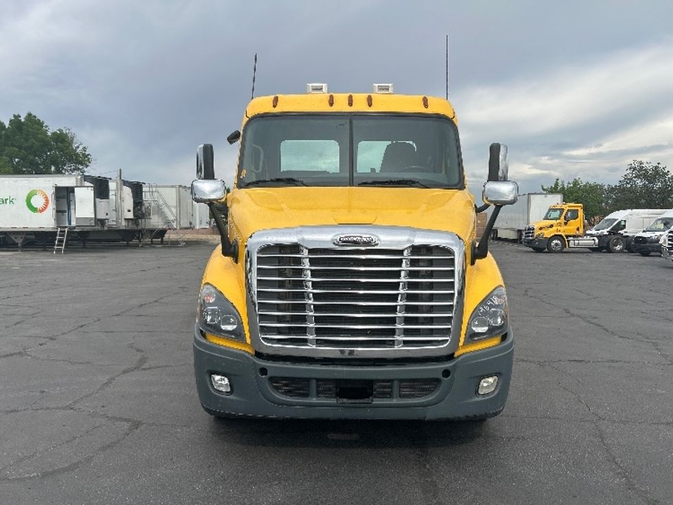 Day Cab Tractor-Heavy Duty Tractors-Freightliner-2019-Cascadia 11364ST-Fresno-CA-241,965\n\t\tmiles-$ 46,750 - Image 2