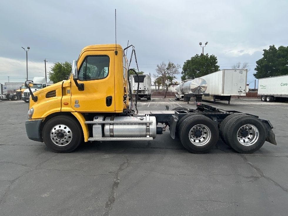 Day Cab Tractor-Heavy Duty Tractors-Freightliner-2019-Cascadia 11364ST-Fresno-CA-241,965\n\t\tmiles-$ 46,750 - Image 4