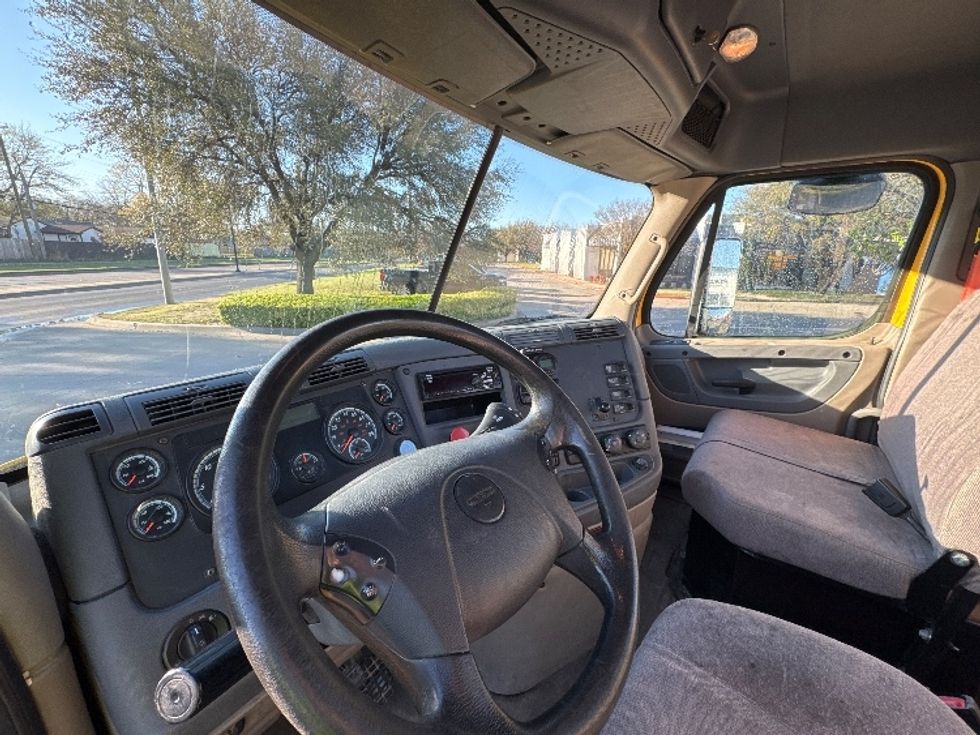 Day Cab Tractor-Heavy Duty Tractors-Freightliner-2019-Cascadia 11364ST-Garland-TX-482,162\n\t\tmiles-$ 33,500 - Image 10