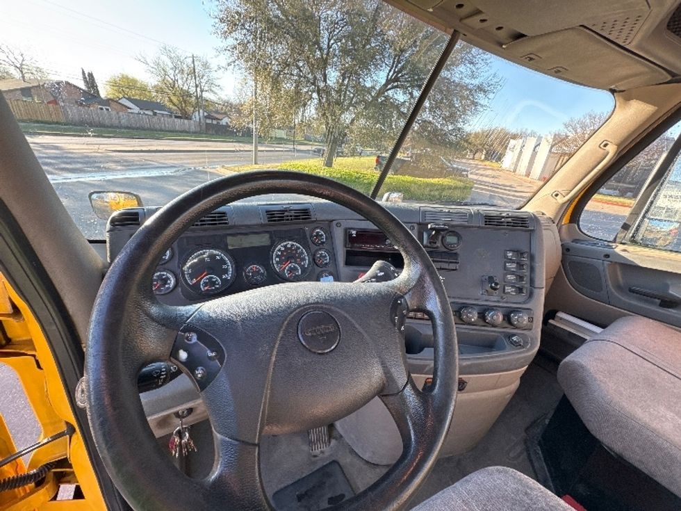 Day Cab Tractor-Heavy Duty Tractors-Freightliner-2019-Cascadia 11364ST-Garland-TX-482,162\n\t\tmiles-$ 33,500 - Image 11