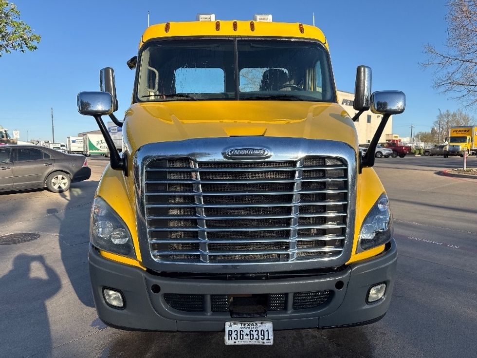 Day Cab Tractor-Heavy Duty Tractors-Freightliner-2019-Cascadia 11364ST-Garland-TX-482,162\n\t\tmiles-$ 33,500 - Image 2