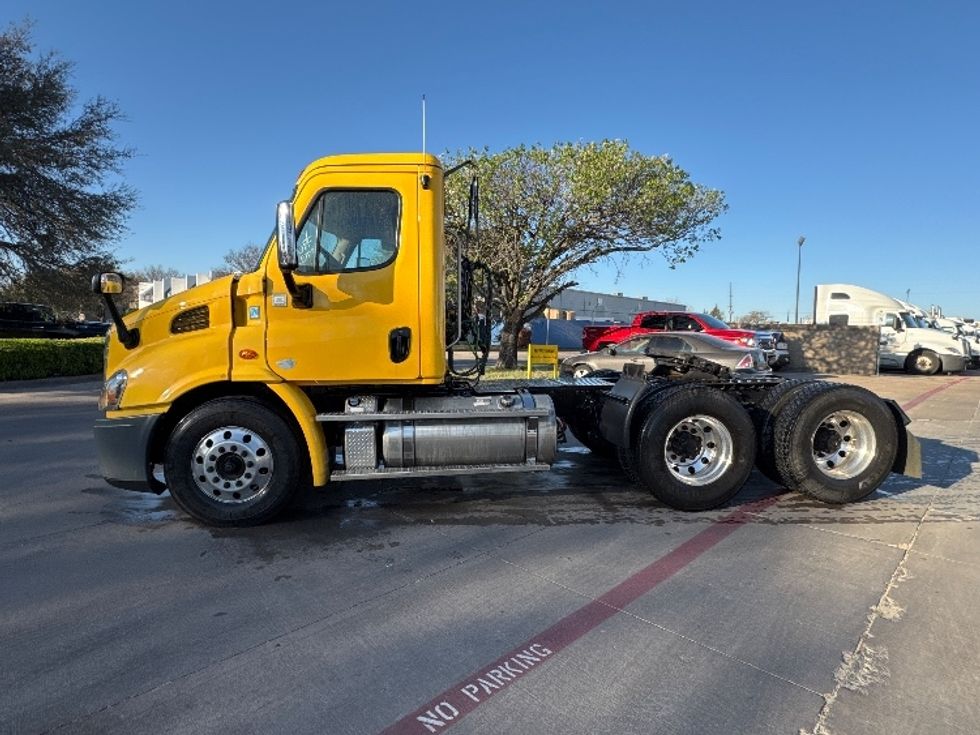 Day Cab Tractor-Heavy Duty Tractors-Freightliner-2019-Cascadia 11364ST-Garland-TX-482,162\n\t\tmiles-$ 33,500 - Image 4