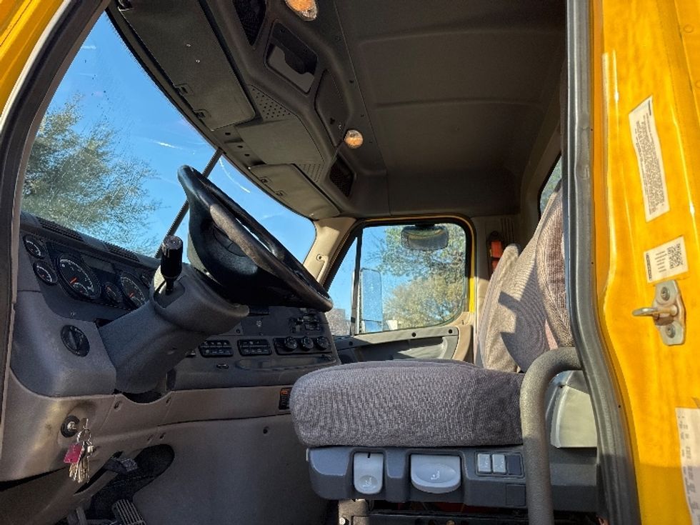 Day Cab Tractor-Heavy Duty Tractors-Freightliner-2019-Cascadia 11364ST-Garland-TX-482,162\n\t\tmiles-$ 33,500 - Image 9