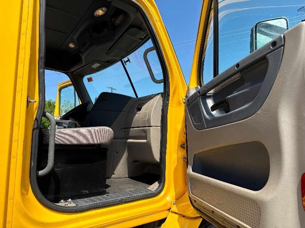 Day Cab Tractor-Heavy Duty Tractors-Freightliner-2019-Cascadia 11364ST-Garland-TX-686,593\n\t\tmiles-$ 25,250 - Image 12