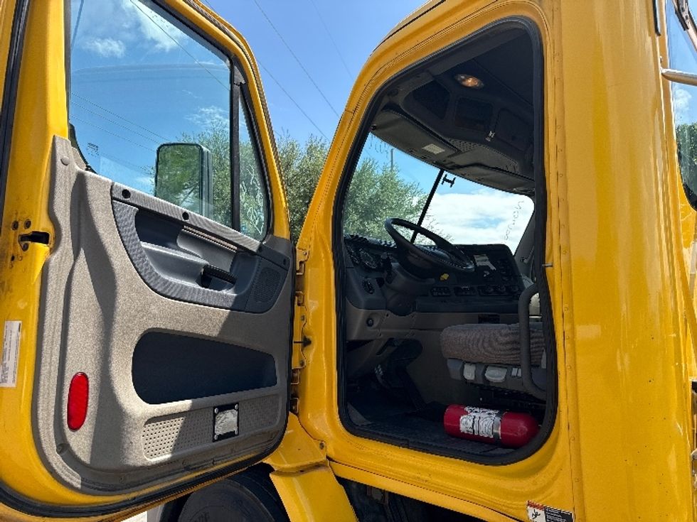 Day Cab Tractor-Heavy Duty Tractors-Freightliner-2019-Cascadia 11364ST-Garland-TX-686,593\n\t\tmiles-$ 25,250 - Image 9