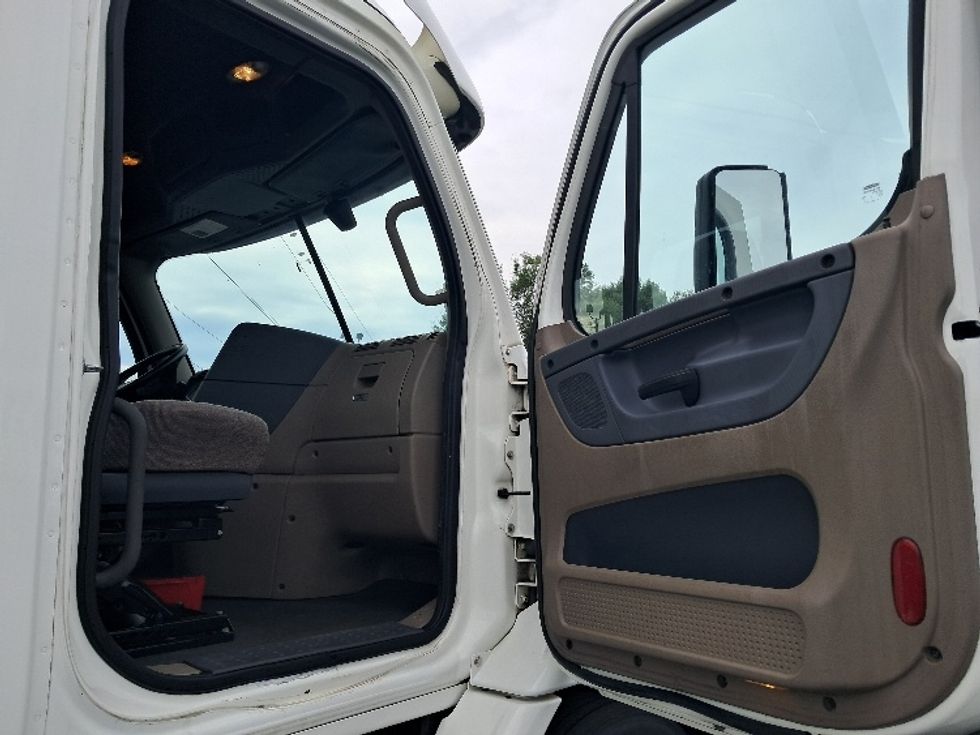 Day Cab Tractor-Heavy Duty Tractors-Freightliner-2019-Cascadia 11364ST-Greensboro-NC-315,984\n\t\tmiles-$ 41,250 - Image 12